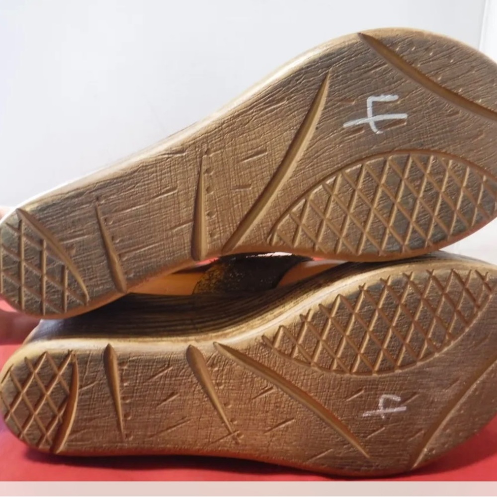 OTBT cut out leather gold wedge sandals size 7.5 - Picture 7 of 10